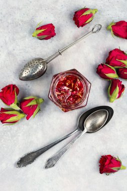 Çiçek reçeli, gül yaprağı reçeli ve çay. Çayla kahvaltı ve çiçek reçeli..