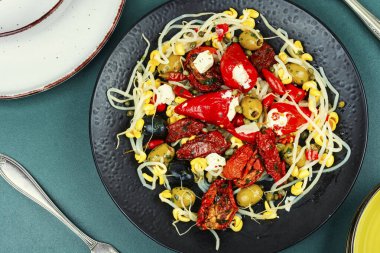 Salamura soya fasulyesi filizi, kurutulmuş domates, zeytin ve biber salatası. Çin yemeği..