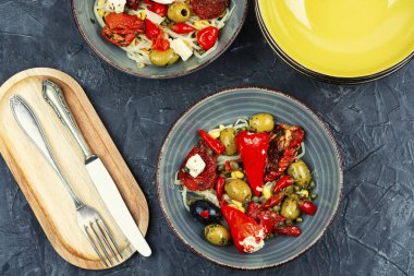 Salamura soya fasulyesi salatası, salamura soya filizi, kurutulmuş domates, zeytin ve biber. Kore yemeği. Düz yatıyordu
