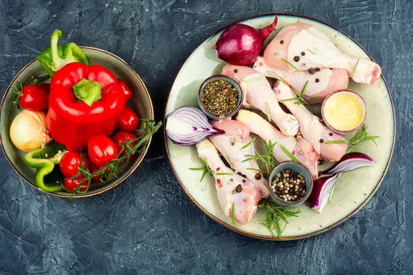 Pişmemiş tavuk budu ya da baharatlı but, et