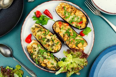 Et ile doldurulmuş ızgara patlıcan, geleneksel Türk yemeği..