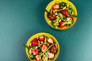 Çilekli ve brokolili sağlıklı kuşkonmaz salatası. Detoks salatası.