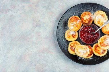 Kahvaltıda geleneksel peynirli krep, Syrniki. Metin için boşluk.