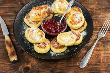 Köy arka planında meyve reçeli ile servis edilen süzme peynirli börekler. Sağlıklı ve lezzetli sabah yemekleri..