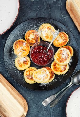 Süzme peynir ya da krep, reçelli şurup. Üst görünüm.