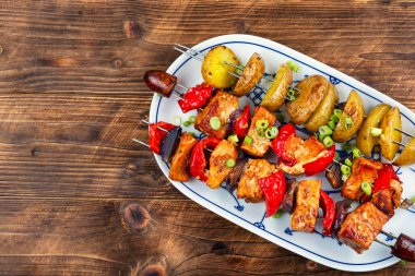 Patatesli şişler, domuz eti ya da kırsal kesimde kebap. Metin için boşluk.