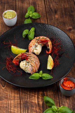 Geleneksel barbekü dikenli ıstakoz kuyruğu dilimlendi ve safran limon sosuyla sunuldu..