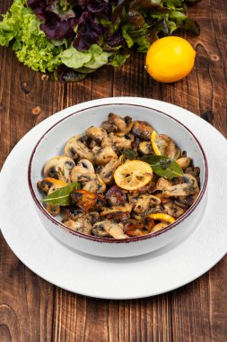 Limonlu, sarımsaklı ve maydanozlu kızarmış mantar. Düşük kalorili yiyecekler.