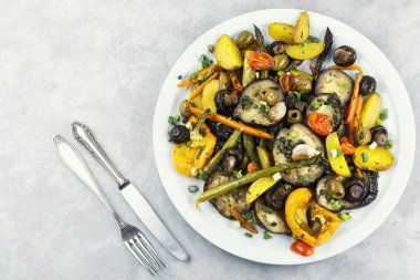 Izgara sebze tabağı, kızarmış patlıcan, patates, mantar ve yeşil kuşkonmaz. Metin için boşluk.