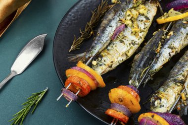 Pişmiş sardalya şişleri. Balık kebabı, şişte sardalya, barbekü.