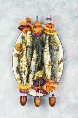 Barbekü sardalya ve sebze kebabı. Deniz ürünleri. Portekiz yemeği. Modern restoranda yemek servisi.