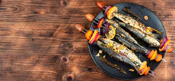 Şişte kızartılmış sardalya, balık kebabı ya da şiş kebap. Metin için boşluk.