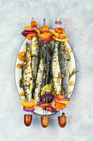 Barbekü sardalya ve sebze kebabı. Deniz ürünleri. Portekiz yemeği. Modern restoranda yemek servisi.