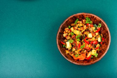 RATATOUILLE taze kızarmış sebzelerden yapılan parlak bir sebze yahnisidir. Metin için boşluk.