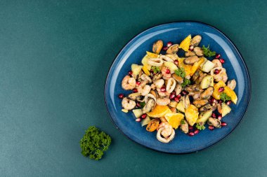 Taze deniz ürünleri tarifi, sağlıklı salata tabağı, midye salatası, kalamar, meyveli karides. Boşluğu kopyala.