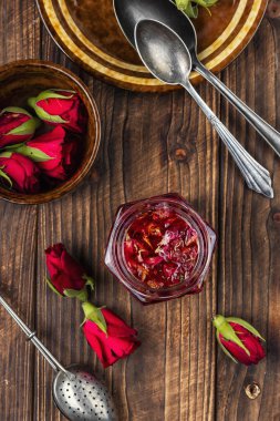 Çay için bir kavanoz lezzetli gül reçeli Kırsal ahşap masada içiliyor.