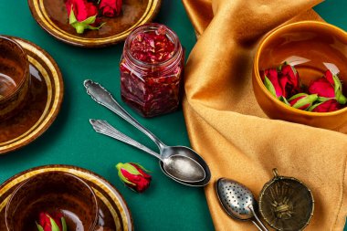 Çay gülü reçeli. Çay için bir kavanoz pembe gül reçeli. Yemek fotoğrafçılığı