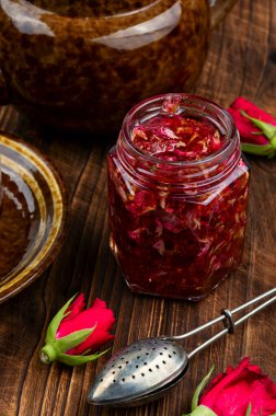 Çiçek reçeli, gül yaprağı reçeli ve çay. Çayla kahvaltı ve çiçek reçeli..