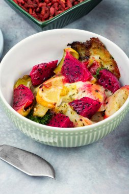 Pitahaya ile pişirilmiş beyaz balık, meyveli balık filetosu. Kızarmış balık..