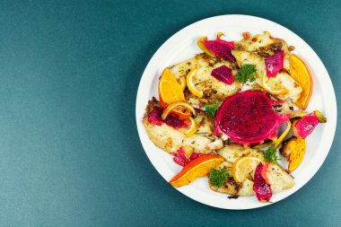 Olgun pitahaya meyvesiyle pişirilmiş zarif beyaz balık filetosu. Metin için boşluk.