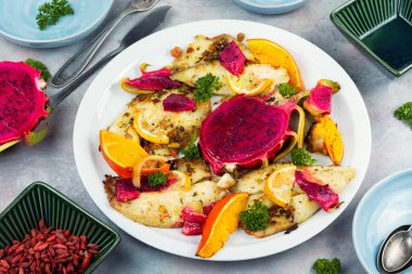 Morina balığı ızgara fileto, olgun pitahaya meyveli morina balığı. Yemek fotoğrafçılığı