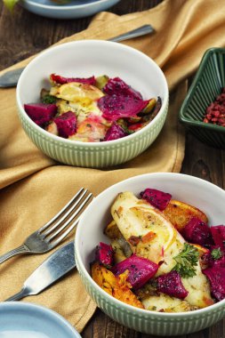 Pitahaya ile pişirilmiş beyaz balık, meyveli balık filetosu. Kızarmış balık..