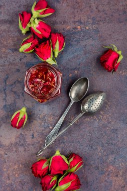 Sağlıklı kahvaltı ve çay için cam kavanozda gül yaprağı reçeli..