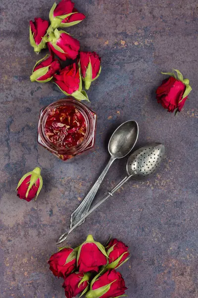 Sağlıklı kahvaltı ve çay için cam kavanozda gül yaprağı reçeli..