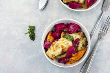 Lezzetli beyaz balık filetoları, içinde pitahaya ve portakalla servis edilir. Boşluğu kopyala.