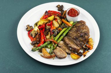 Fırında sebzeli fırında ördek filetosu. Dilimlenmiş tavuk eti, sulu et..