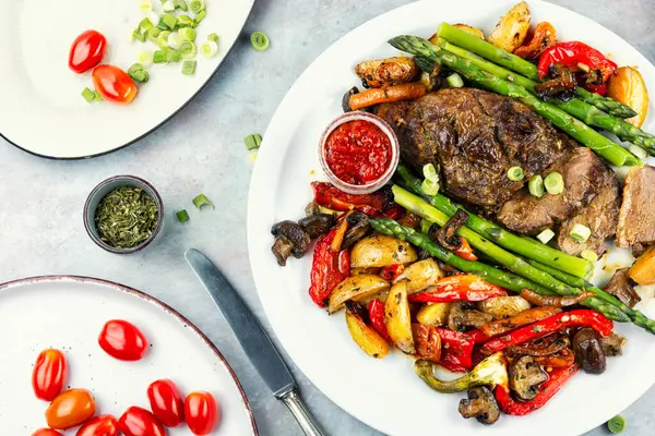 Fırında pişirilmiş nefis ördek göğsü fırında sebze ve kuşkonmaz tabakta..