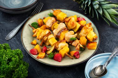 Izgara tavuk fileto, ananasla şişte kızartılmış. Kebablı barbekü. Yemek fotoğrafçılığı.