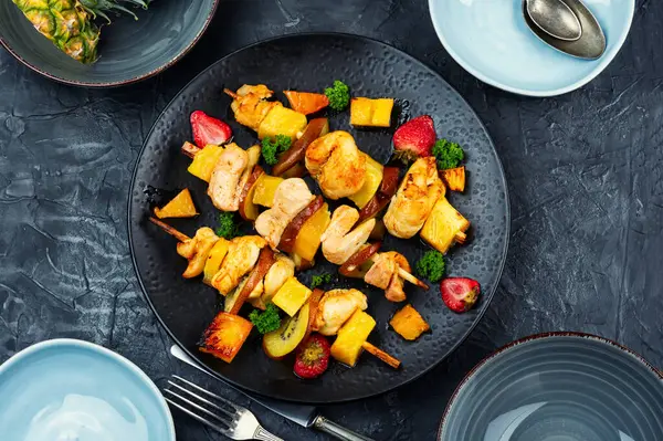 Beton mutfak masasında taze ananas ve et. Genel Görünüm.