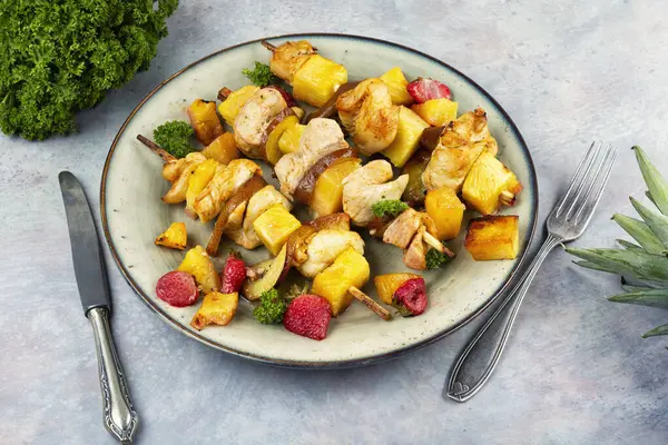 Ananaslı kızarmış tavuk göğsü. Izgarasında ananas olan tavuk şişleri..