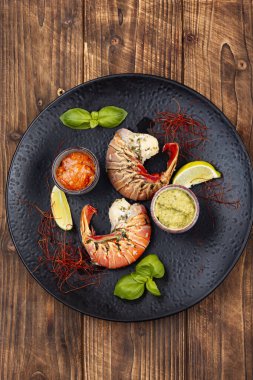 Deniz ürünleri restoranı, iştah açıcı ıstakoz kuyruğu. İki ıstakoz kuyruklu ve limonlu akşam yemeği. Kırsal biçim.