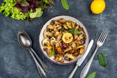 Vejetaryen yemekleri için kızarmış mantar sazlık yaprağı, sarımsak ve limonla kızartılmış şampiyon mantarı. Düz yatıyordu