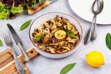 Kot yapraklı, sarımsaklı ve limonlu kızarmış şampiyon mantarları..