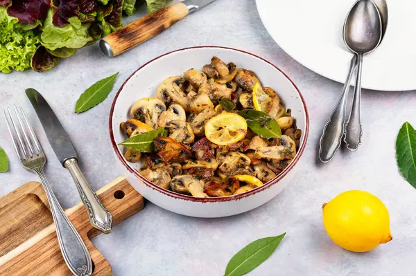 Kot yapraklı, sarımsaklı ve limonlu kızarmış şampiyon mantarları..