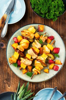 Et tavuğu, tavuk ya da hindi şiş kebap, ananaslı soul vaki. Organik keto yemeği.