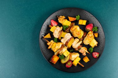 Izgara tavuk fileto, ananasla şişte kızartılmış. Kebablı barbekü. Metin için boşluk.