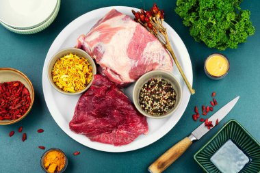 Çiğ et, baharat ve baharat. Barbekü için çiğ et. Genel bakış. Yemek fotoğrafçılığı