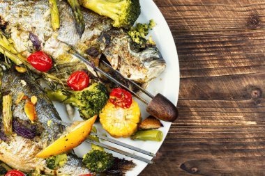 Kızarmış ya da kızarmış dorado ya da şiş ve sebze salatasında çipura..