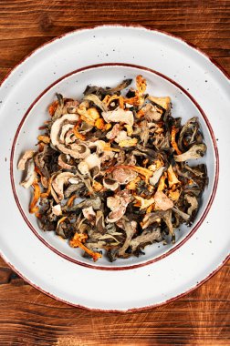 Kurutulmuş mantar, kurutulmuş mantar dilimleri..