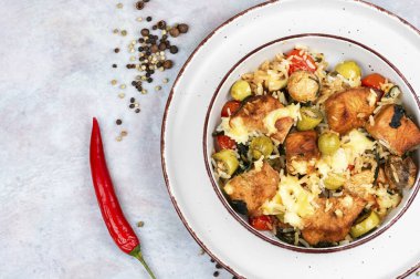 Kızarmış hindi fileto ya da iştah açıcı pirinçli göğüs. Metin için boşluk.