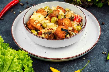 Basmati pilavı yerine hindi eti. Öğle yemeği için sağlıklı diyet menüsü.
