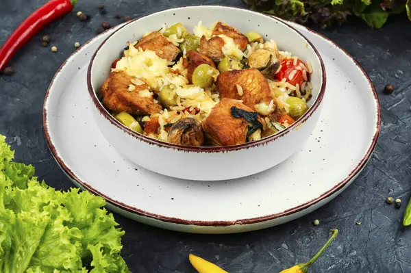 Basmati pilavı yerine hindi eti. Öğle yemeği için sağlıklı diyet menüsü.