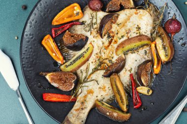 Mevsimlik meyve ve baharatlarla buğulanmış balık ya da balık..