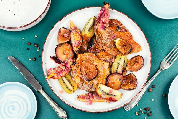 Meyve soslu domuz pirzolası. Ev yapımı pişirilmiş et, haşlanmış domuz filetosu. Düz yatıyordu.