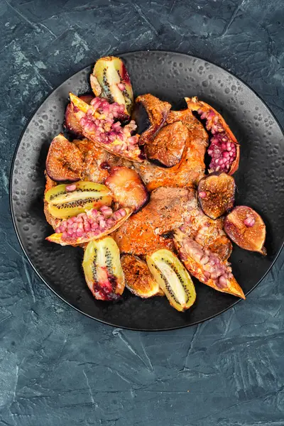 Meyve soslu domuz pirzolası. Ev yapımı pişirilmiş et, haşlanmış domuz filetosu. Düz yatıyordu.