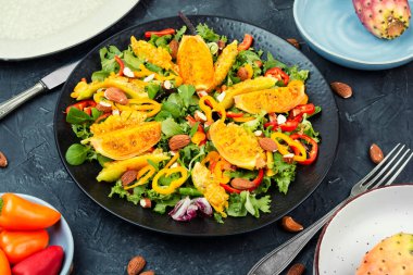 Çeşitli sebzelerle kaktüs salatası..